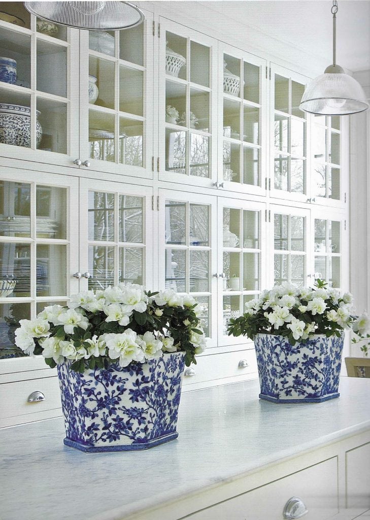 blue and white ginger jars in gorgeous white kitchen carolyn roehm