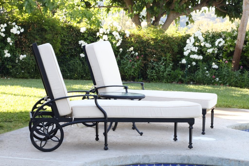 outdoor-space-backyard-lounge-chairs