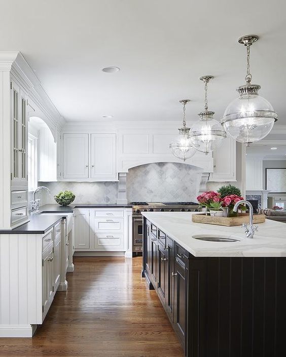 Twenty Gorgeous Black & White Kitchens to Inspire