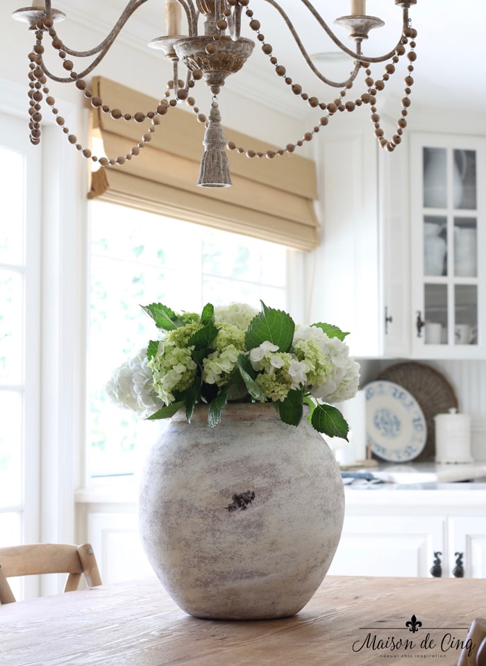 hoe maak snij hortensia 's langer prachtige witte bloemen in witte franse landelijke keuken