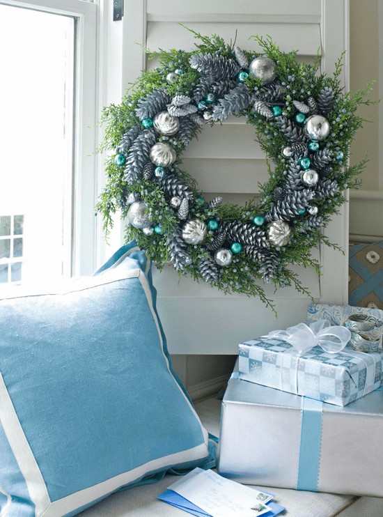 blue christmas decor ideas blue and silver wreath and gifts