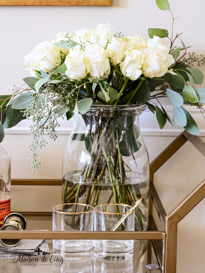 hvite roser på bar cart nydelig styling