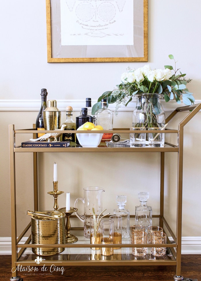  bar cart styling messing bar cart med blomster flasker og tilbehør