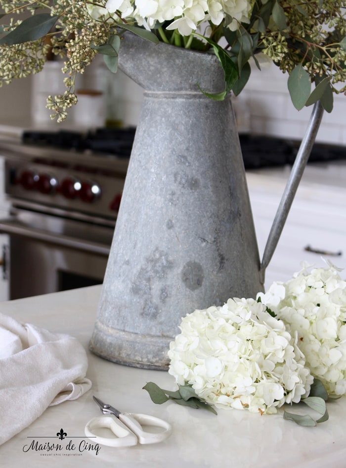 Franse verzinkte kan met witte hortensia 's in keuken