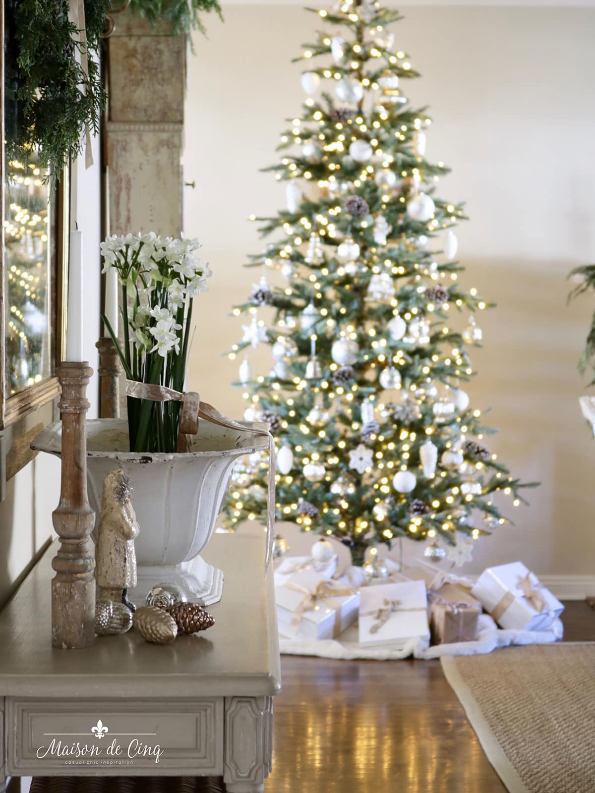 Neutral French Christmas: Simple Decorating Ideas