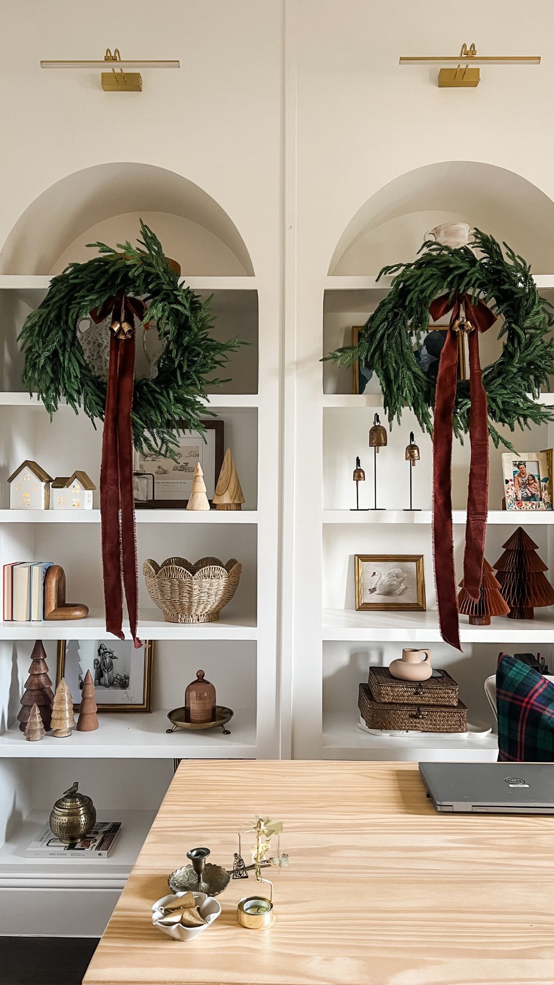 wreaths with gorgeous burgundy ribbon traditional Christmas decorating ideas
