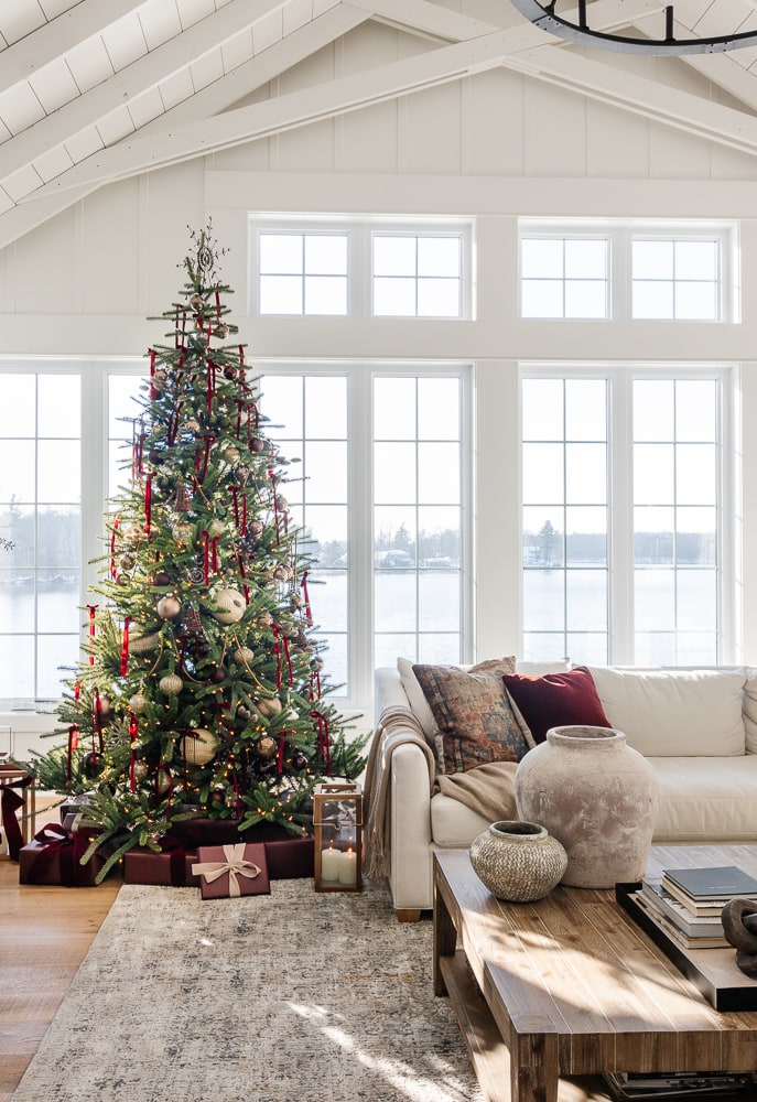 Classic Christmas Decor: 20 Stunning Ideas to Inspire Classic Christmas decor tree with ornaments and red ribbons in beautiful living room